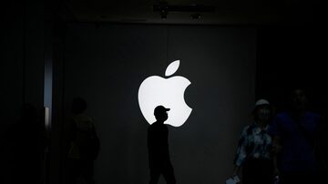 People walk near an Apple logo outside its store in Shanghai, China September 8, 2023. REUTERS/Aly Song. Foto: REUTERS/Aly Song 