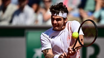 Brazil's Thiago Seyboth Wild plays a backhand return to Japan's Yoshihito Nishioka during their men's singles match on day seven of the Roland-Garros Open tennis tournament at the Court Simonne-Mathieu in Paris on June 3, 2023. (Photo by JULIEN DE ROSA / AFP). Foto: JULIEN DE ROSA / AFP