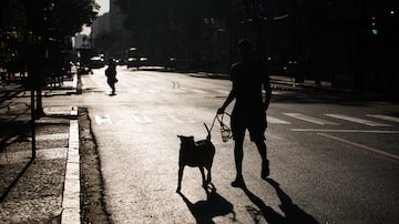 TQ SÃO PAULO 27.06.2023 METRÓPOLE NACIONAL EXCLUSIVO EMBARGADO ENSAIO Pedestres caminham pela Avenida São João no contraluz de uma tarde ensolarada de inverno. FOTO TIAGO QUEIROZ / ESTADÃO. Foto: Tiago Queiroz