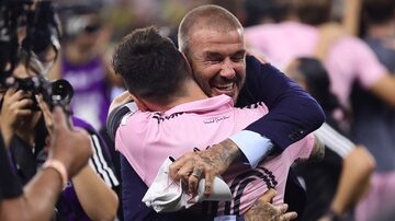 NASHVILLE, TENNESSEE - AUGUST 19: Co-owner David Beckham hugs Lionel Messi #10 of Inter Miami after defeating Nashville SC in penalty shootout to win the Leagues Cup 2023 final match between Inter Miami CF and Nashville SC at GEODIS Park on August 19, 2023 in Nashville, Tennessee.   Tim Nwachukwu/Getty Images/AFP (Photo by Tim Nwachukwu / GETTY IMAGES NORTH AMERICA / Getty Images via AFP). Foto: Tim Nwachukwu/AFP