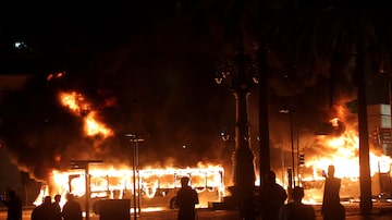 Manifestantes atearam fogo em dois ônibus na Cinelândia, no Rio de Janeiro. Foto: MARCOS ARCOVERDE/ESTADÃO
