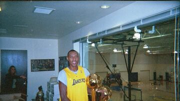 Jefferson Sobral, em 2002, com um dos troféus da NBA conquistados pelos Lakers. Foto: Acervo pessoal