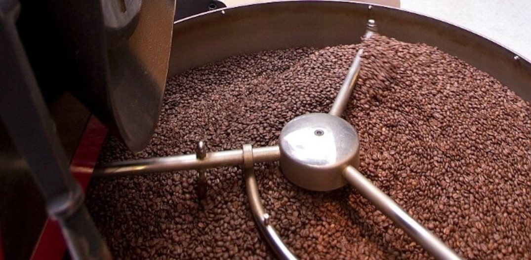 Grãos de café torrado em máquinas. Foto: Rafael Arbex/Estadão