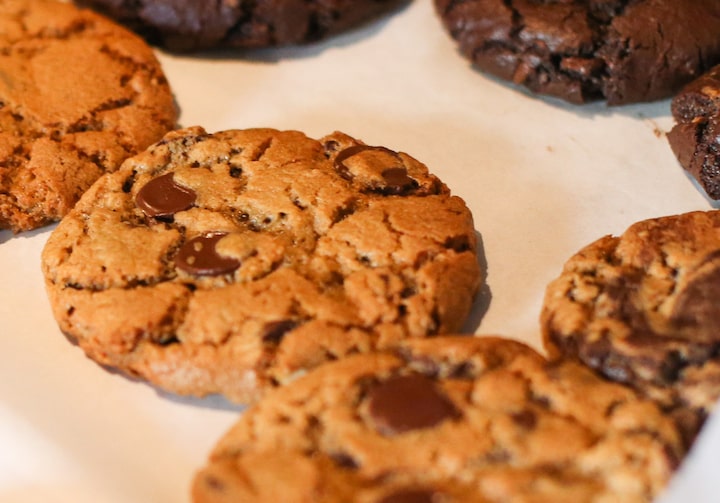 Cookies com gotas de chocolate dentro de assadeira