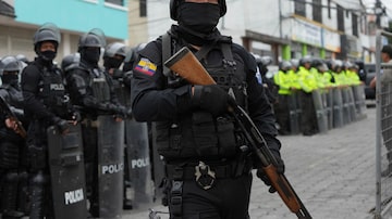 Police and soldiers stand outside El Inca prison after riots began inside in Quito, Ecuador, Monday, Jan. 8, 2024. The riot comes the day after Ecuadorian authorities reported that, at a different prison in the city of Guayaquil, Los Choneros gang leader Adolfo Macías, alias “Fito,” was not in his cell. A decade ago, he fled from another facility. (AP Photo/Dolores Ochoa). Foto: Dolores Ochoa/AP