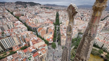Trabalhadores nas torres da famosa basílica da Sagrada Família, fechada desde outubro do ano passado; as obras devem ser concluídas em 2026. Foto: REUTERS/Nacho Doce