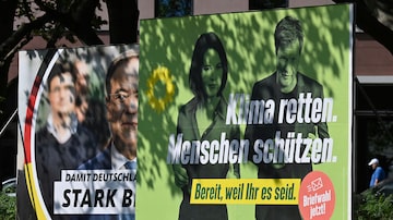 Pôsteres eleitorais mostram candidato do CDU, Armin Laschet, e do Partido Verde, Annalena Baerbock. Foto: John Macdougall/AFP