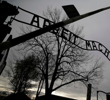 Slogan nazista 'o trabalho liberta' no campo de concentração  de Auschwitz-Birkenau, na Polônia