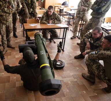 Voluntário americano ensina soldados ucranianos a usar um Javelin em Zaporizhzhia, Ucrânia