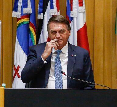 Brazil's President Jair Bolsonaro gestures as he speaks during an inauguration ceremony of new judges of the Superior Labor Court in Brasilia, on May 19, 2022. - Brazil's far-right President Jair Bolsonaro renewed on May 19, 2022 his attacks on the country's electronic voting system ahead of October elections in which he will face off against favorite Luiz Inacio Lula da Silva. (Photo by Sergio Lima / AFP)
