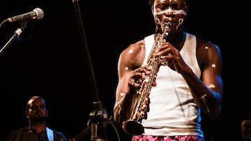 Artista nigeriano Ìdòwú Akínrúlí participa de tributo a Fela Kuti no Blue Note em São Paulo. Foto: Vini Angeli 