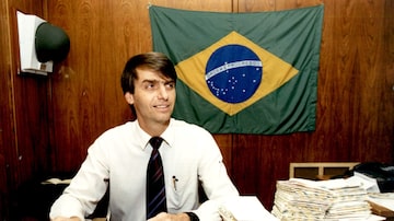 Deputado Jair Bolsonaro responde cartas de eleitores em seu gabinete em Brasília, DF, em 5 de setembro de 1993. Foto: José Varella/ Estadão