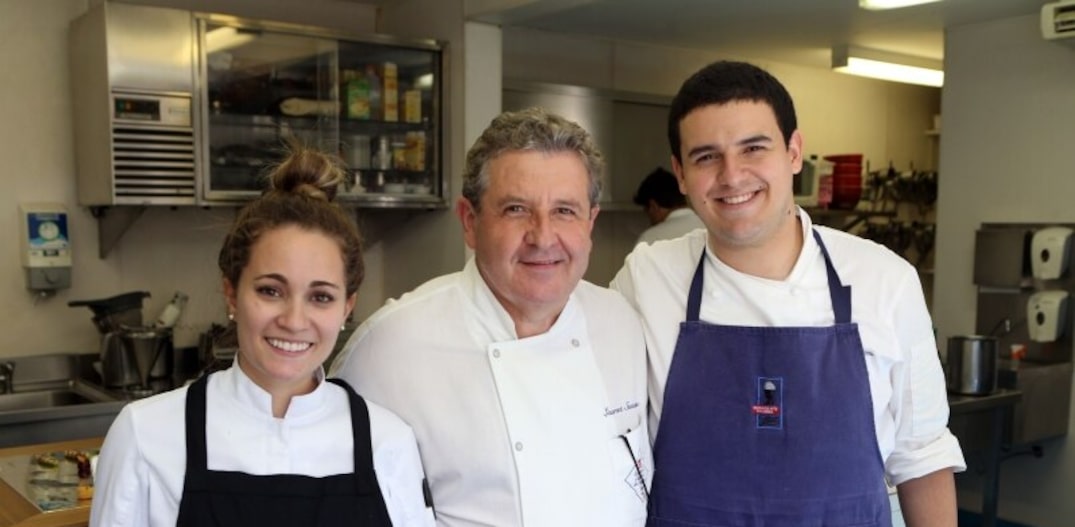 Pupilos. O chef Laurent Suaudeau entre Giovanna Grossi e Nicholas Santos, em sua escola, em SP. Foto: JF Diorio|Estadão 