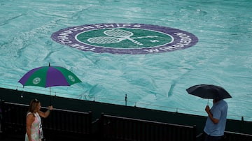 A chuva causou a interrupção de jogos nesta quarta-feira pela primeira vez nesta edição de Wimbledon, em Londres. Foto: Peter Nicholls/Reuters