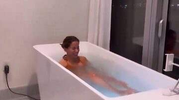 Anitta em banheira de gelo Foto: Reprodução Instagram @RedeAnittaBRA. Foto: Foto: Reprodução Instagram @RedeAnittaBRA