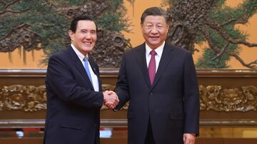 Presidente Xi Jinping (D) com o ex-presidente taiwanês Ma Ying-jeou em Pequim. Ma tornou-se o primeiro ex-presidente de Taiwan a visitar a China em 2023.