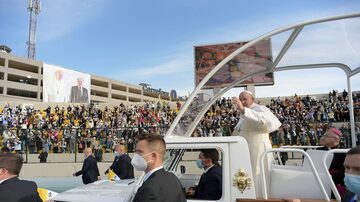 Papa Francisco cumprimenta fiéis durante missa no Estádio Franso Hariri,em Erbil. Foto: Vatican Media/ Handout via REUTERS