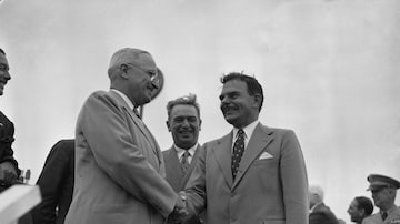FILE — President Harry Truman greets then Republican presidential nominee Thomas Dewey at the dedication of Idlewild Airport in New York, Aug. 1, 1948. In the end, Truman won in perhaps the most celebrated comeback in American electoral history, including the iconic “Dewey Beats Truman” headline and photograph. (Nat Fein/The New York Times). Foto: Nat Fein/The New York Times