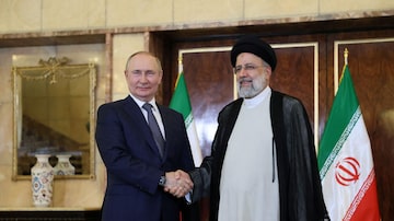 O líder russo Vladimir Putin e o presidente iraniano Ebrahim Raisi durante encontro em Teerã em 2022