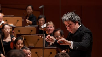 Gustavo Dudamel rege a Orquestra Filarmônica de Los Angeles. Foto: Philip Cheung/The New York Times