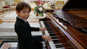 Guillaume Benoliel, de seis anos, toca piano em igreja na França. Foto: Noemie Olive/ Reuters