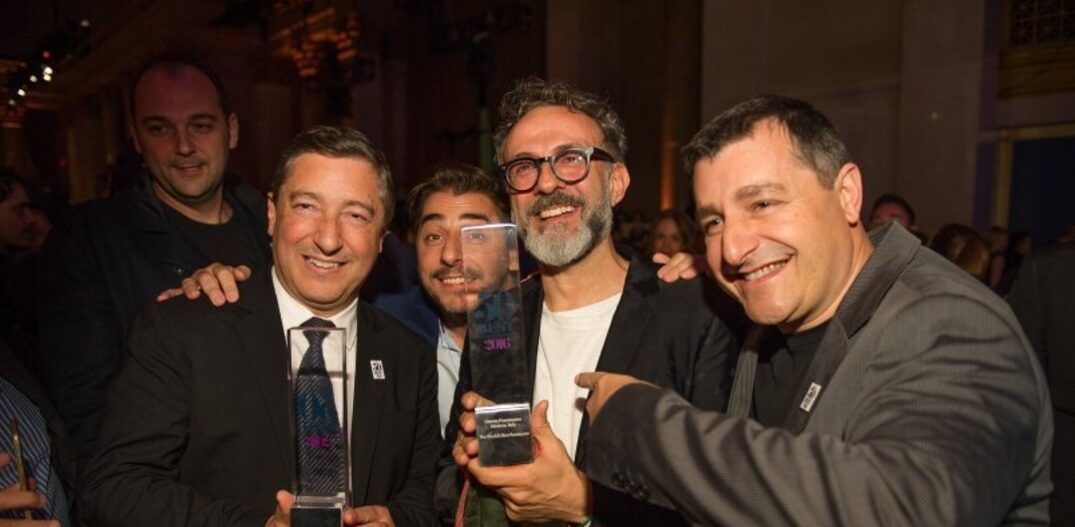Os irmãos Roca do El Celler de Can Roca, 2º colocado em 2016, rodeiam Massimo Bottura, o grande vencedor da noite. Foto: Divulgação 