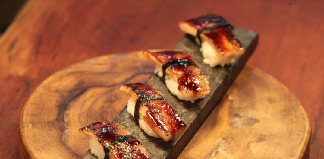 Na Casa do Porco, o sushi de papada é maçaricado. Foto: Nilton Fukuda|Estadão
