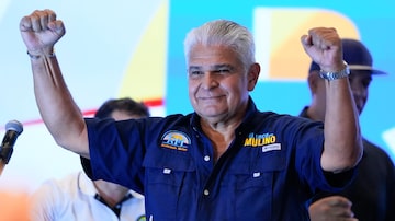 O candidato presidencial do Realizando Metas, José Raúl Mulino, comemora após vencer as eleições gerais, na Cidade do Panamá, no domingo, 5 de maio de 2024