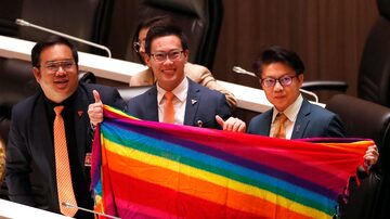 Membros do Parlamento do Partido Move Forward (L-R) mostram de arco-íris em apoio à causa LGBT+ durante uma sessão de aprovação de projeto de lei de igualdade no casamento 