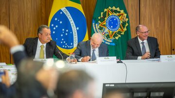 Presidente Lula entre o ministro Rui Costa (Casa Civil) e o vice-presidente Geraldo Alckmin na assinatura de atos relacionados ao Programa Mover e a debêntures de infraestrutura, em 26 de março de 2024, em Brasília. Foto: Diogo Zacarias