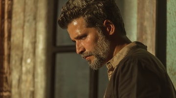 Bruno Gagliasso interpreta Cardona, um policial em busca de um procurado traficante de drogas, em 'Santo', nova série da Netflix. Foto: Manolo Pavón/Netflix
