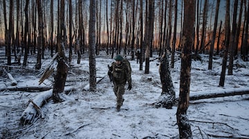 Soldiers with the International Legion arrive around dawn for a rotation at a frontline position in the Serebrianka Forest in eastern Ukrainian, Feb. 6, 2024. A New York Times photographer spent four days at a remote Ukrainian trench outpost manned by soldiers who signed up from abroad. (Tyler Hicks/The New York Times). Foto: Tyler Hicks/NYT