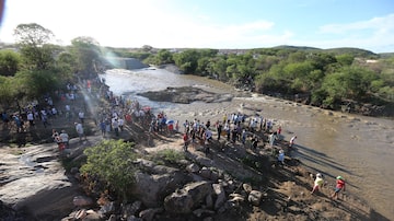 População foiacompanhar o momento em que a enxurrada cobriu o leito seco do rio Paraíba. Foto: Nilton Fukuda/Estadão