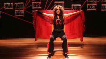 A atriz Andrea Beltrão na peça 'Antígona'. Foto: Marcos Arcoverde/Estadão