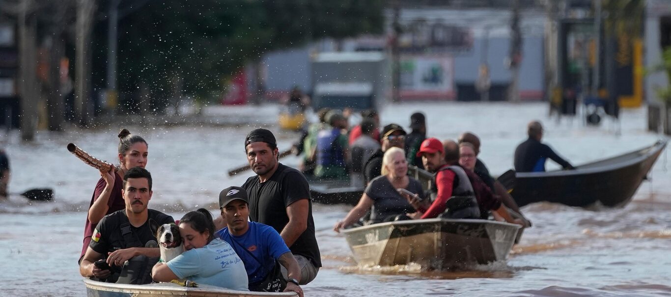 Volunteers help to evacuate residents from an area flooded by heavy rains, in Porto Alegre, Brazil, Tuesday, May 7, 2024. (AP Photo/Andre Penner). Foto: Andre Penner/AP