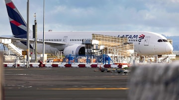 Avião da Latam no Aeroporto de Internacional de Auckland em 12 de março, dia seguinte ao incidente em que perdeu altitude subitamente durante o voo. 