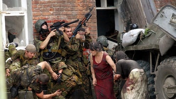 Soldados das forças especiais russas durante operação na escola de Beslan, norte da Ossétia. Foto: AFP PHOTO / YURI TUTOV