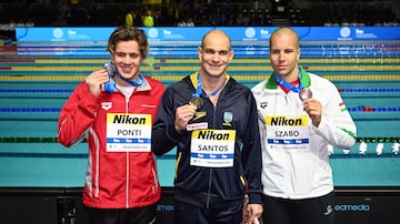 Melbourne (Australia), 14/12/2022.- (L-R) Silver medalist Noe Ponti of Switzerland, gold medalist Nicholas Santos of Brazil and bronze medalist Szebasztian Szabo of Hungary pose with their medals following the Men's 50m Butterfly final during the FINA World Swimming Championships at the Melbourne Sports and Aquatic Centre in Melbourne, 14 December 2022. (Brasil, Hungría, Suiza) EFE/EPA/JOEL CARRETT AUSTRALIA AND NEW ZEALAND OUT
. Foto: EFE/EPA/JOEL CARRETT 