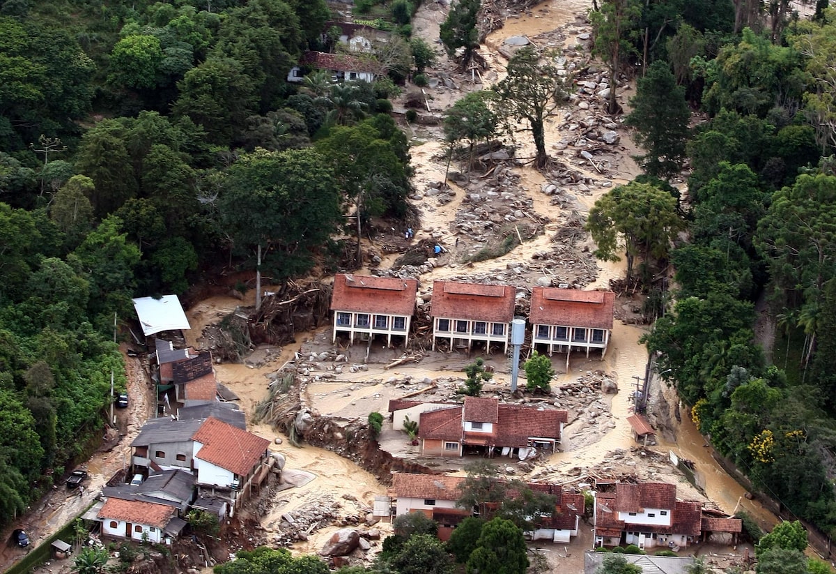 Considerada a maior catástrofe de origem geo-hidrológica do Brasil, a tragédia em Teresópolis provocou mais de 900 mortes e deixou pelo menos 350 pessoas desaparecidas