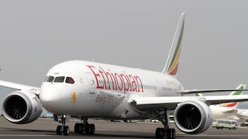 Um787 Dreamliner da Ethiopian Airlines no aeroporto de Adis Abeba, a capital etíope; é ali que chega a ajuda chinesa depois distribuída para a África. Foto: REUTERS/Tiksa Negeri
