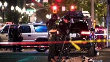 Policiais isolam corpo de ativista pró-Trump, morto a tiros em Portland, no Oregon. Foto: REUTERS/Mathieu Lewis-Rolland 