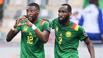 Toko Ekambi e Moumi Ngamaleu comemoram gol sobre a seleção deGâmbia. Foto: CHARLY TRIBALLEAU / AFP