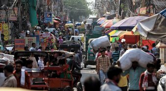 Mercado em Delhi Antiga, na Índia: crescimento econômico do país levou à diminuição da pobreza e à melhoria da renda da população Foto: Nasir Kashroo