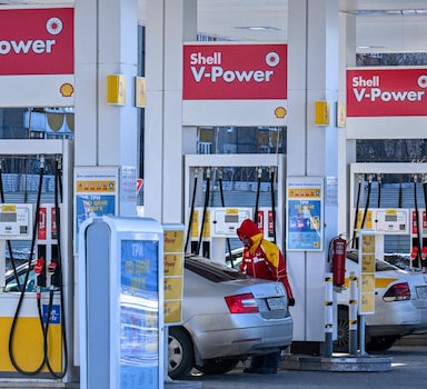 A photograph taken on March 9, 2022 shows a Shell petrol station in the town of Klimovsk outside Moscow. - Energy giant Shell said on March 8, 2022 it would withdraw from its involvement in Russian gas and oil, including an immediate stop to purchases of crude from the country. The company also said it would shut its service stations, aviation fuels and lubricants operations in Russia. (Photo by AFP)