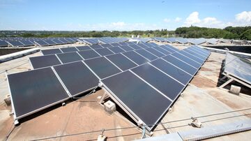 No Brasil, há ainda 1 milhão de sistemas solares fotovoltaicos instalados em comércios, indústrias, propriedades rurais e prédios públicos. . Foto: André Dusek / Estadão