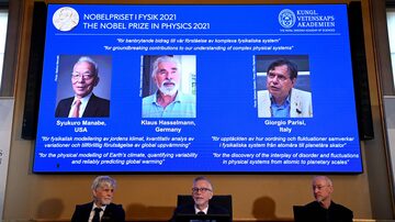 O japonês Syukuro Manabe, o alemão Klaus Hasselmann e o italiano Giorgio Parisi dividem o Prêmio Nobel de Física de 2021. Foto: Jonathan NACKSTRAND / AFP