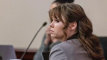 Hannah Gutierrez-Reed, a ex-armeira do set do filme 'Rust', durante julgamento no tribunal distrital de Santa Fé, Novo México, EUA.