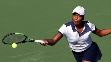 Venus Williams devolve bola durante partida contra Andrea Petkovic no torneio de Indian Wells. Foto: Larry W. Smith/EFE
