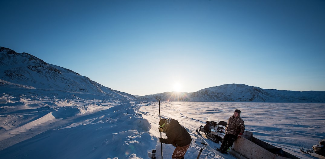 Inuits cavam buraco no gelo para coletar mexilhões durante a maré baixa. Foto: Aaron Vincent Elkaim/NYT
