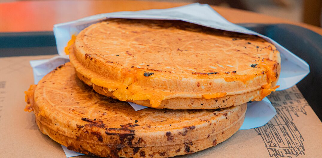 Lanche de waffle com queijo. Foto: Alessandro Quevedo | The Waffle Burguer